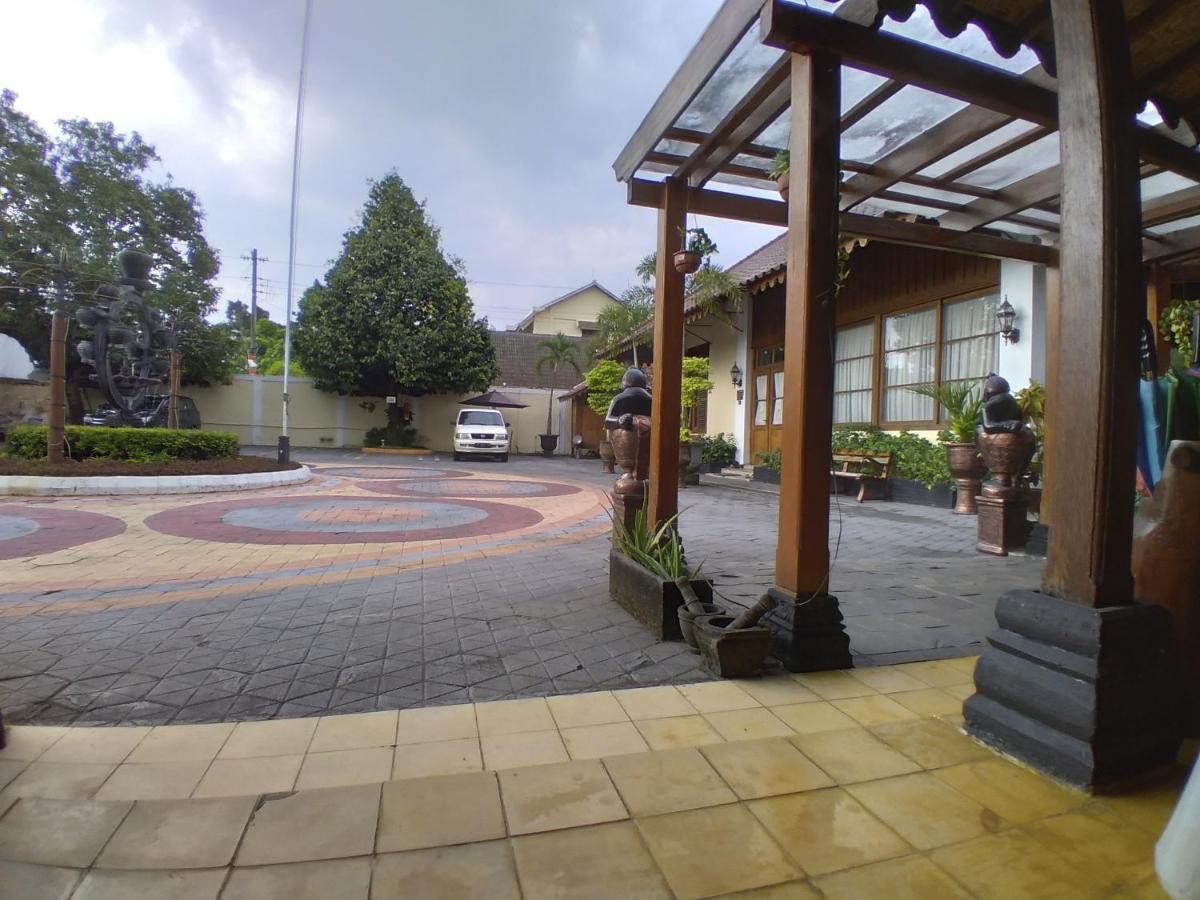 Dem Ayem Heritage Guest House ยอกยาการ์ตา ภายนอก รูปภาพ