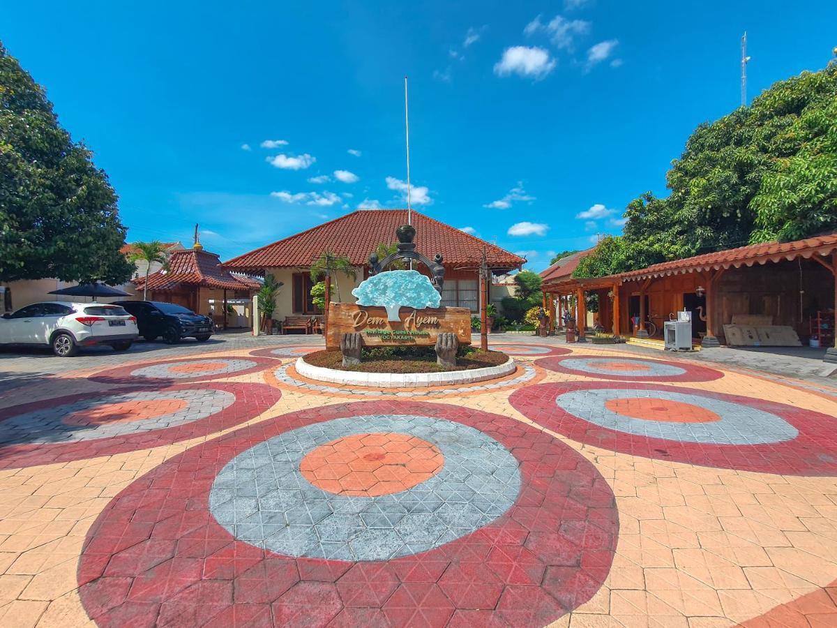 Dem Ayem Heritage Guest House ยอกยาการ์ตา ภายนอก รูปภาพ